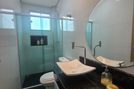 Banheiro de apartamento à venda com 3 quartos, 160m² em Milionários, Belo Horizonte