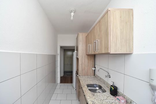 Cozinha de apartamento à venda com 1 quarto, 43m² em Jardim Sabará, Porto Alegre