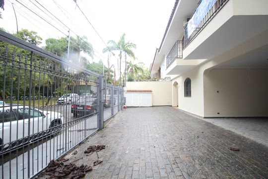 Garagem de casa para alugar com 5 quartos, 365m² em Vila Tramontano, São Paulo