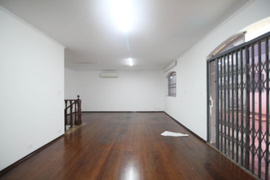 Casa para alugar com 5 quartos, 365m² em Vila Tramontano, São Paulo