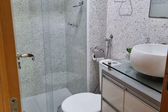 Banheiro de apartamento para alugar com 2 quartos, 50m² em Santa Cruz, Rio de Janeiro