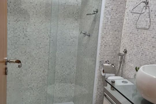 Banheiro de apartamento para alugar com 2 quartos, 50m² em Santa Cruz, Rio de Janeiro