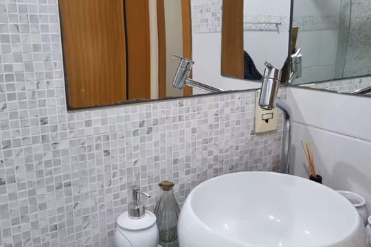 Banheiro de apartamento para alugar com 2 quartos, 50m² em Santa Cruz, Rio de Janeiro