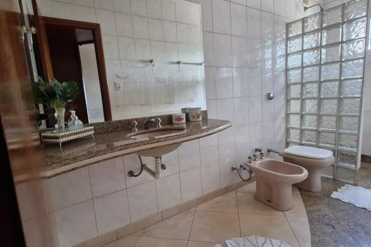 Banheiro de casa para alugar com 5 quartos, 480m² em Cidade Jardim, Uberlândia