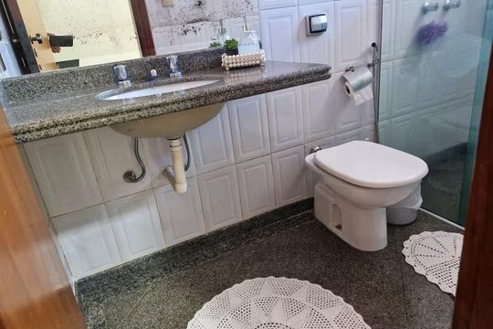 Banheiro de casa para alugar com 5 quartos, 480m² em Cidade Jardim, Uberlândia