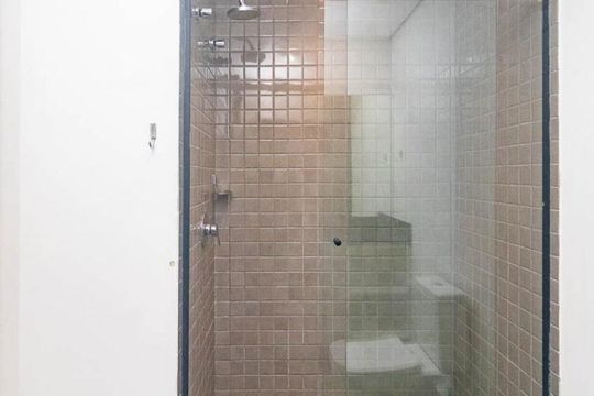 Banheiro de kitnet/studio para alugar com 1 quarto, 27m² em Centro Histórico, Porto Alegre