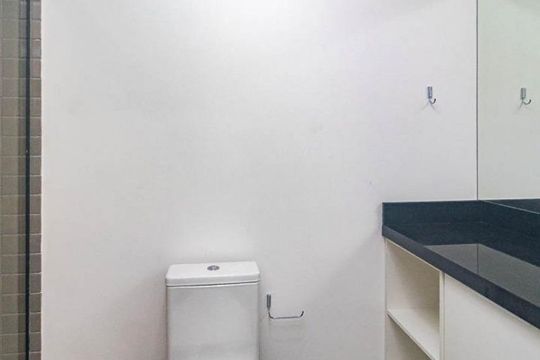 Banheiro de kitnet/studio para alugar com 1 quarto, 27m² em Centro Histórico, Porto Alegre