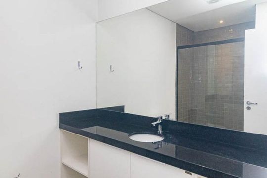 Banheiro de kitnet/studio para alugar com 1 quarto, 27m² em Centro Histórico, Porto Alegre