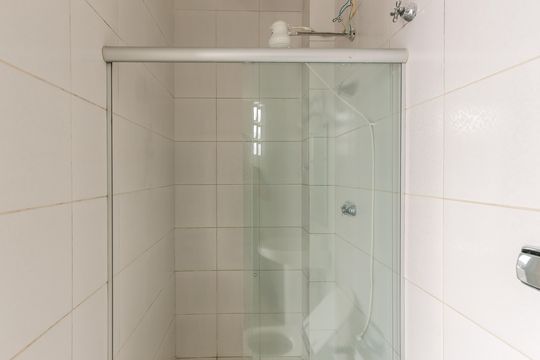 Banheiro de serviço de casa de condomínio para alugar com 4 quartos, 247m² em Vila Albano, São Paulo