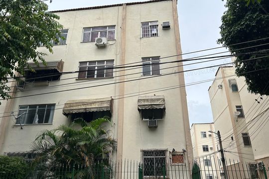 Fachada + plaquinha de apartamento para alugar com 2 quartos, 80m² em Guadalupe, Rio de Janeiro