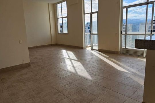 Sala/Quarto de apartamento à venda com 2 quartos, 74m² em Barra da Tijuca, Rio de Janeiro