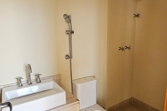 Banheiro de apartamento à venda com 2 quartos, 74m² em Barra da Tijuca, Rio de Janeiro