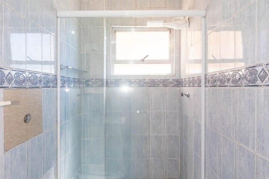 Banheiro de apartamento para alugar com 2 quartos, 56m² em Independência, Porto Alegre