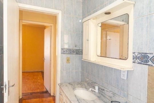 Banheiro de apartamento para alugar com 2 quartos, 56m² em Independência, Porto Alegre