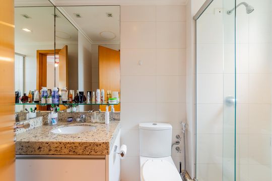 Banheiro de apartamento à venda com 2 quartos, 82m² em São João, Porto Alegre