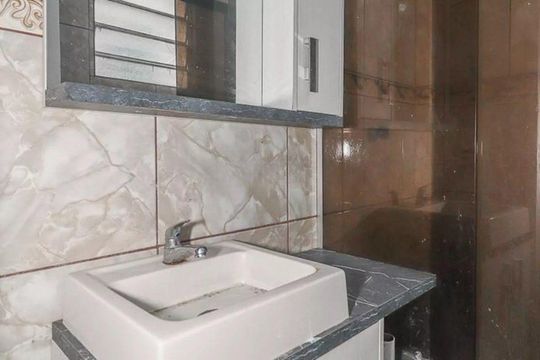 Banheiro de apartamento à venda com 2 quartos, 53m² em São Sebastião, Porto Alegre