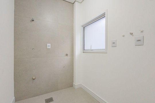 Banheiro 2 de casa de condomínio para alugar com 3 quartos, 180m² em Jardim Itu, Porto Alegre