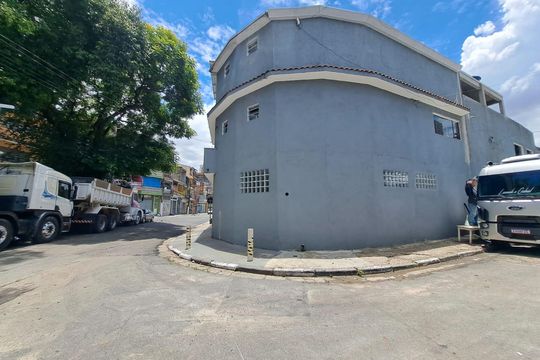 Fachada de casa à venda com 6 quartos, 380m² em Conceicao, Osasco