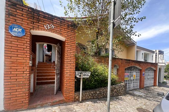 Fachada de casa à venda com 3 quartos, 283m² em Nova Petrópolis, São Bernardo do Campo