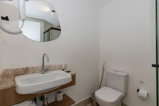 Banheiro de apartamento à venda com 1 quarto, 24m² em Santo Amaro, São Paulo