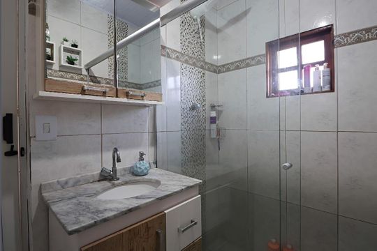 Banheiro de casa para alugar com 2 quartos, 70m² em São Luís, Canoas