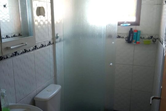 Banheiro de casa à venda com 3 quartos, 108m² em Cavalhada, Porto Alegre