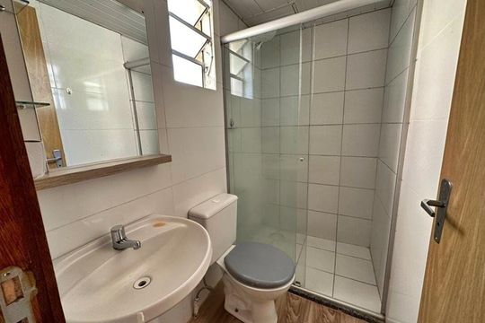 Banheiro de apartamento à venda com 2 quartos, 40m² em Jardim Dona Leopoldina, Porto Alegre