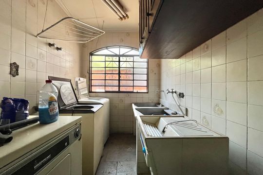 Área de Serviço de casa à venda com 3 quartos, 430m² em Jardim Itacolomi, São Paulo