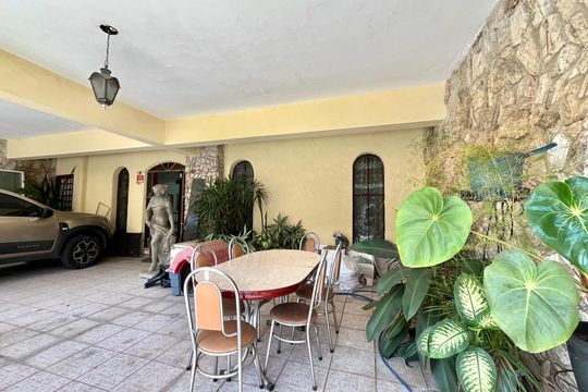 Garagem de casa à venda com 3 quartos, 430m² em Jardim Itacolomi, São Paulo