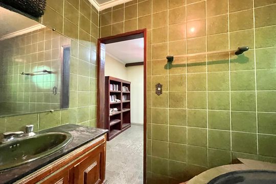 Banheiro da Suíte de casa à venda com 3 quartos, 430m² em Jardim Itacolomi, São Paulo