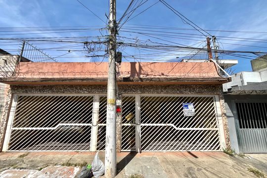 Fachada de casa à venda com 3 quartos, 430m² em Jardim Itacolomi, São Paulo