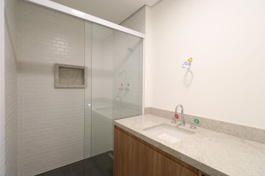 Banheiro da Suíte de apartamento para alugar com 2 quartos, 80m² em Vila Ipojuca, São Paulo