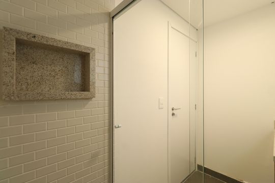 Banheiro da Suíte 1 de apartamento para alugar com 2 quartos, 65m² em Vila Ipojuca, São Paulo