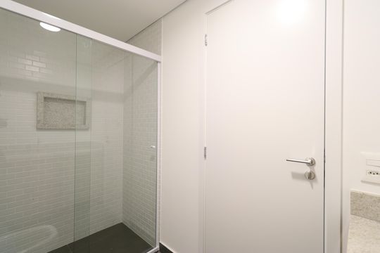 Banheiro da Suíte 2 de apartamento para alugar com 2 quartos, 65m² em Vila Ipojuca, São Paulo
