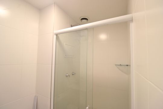 Banheiro social de apartamento à venda com 2 quartos, 54m² em Anil, Rio de Janeiro