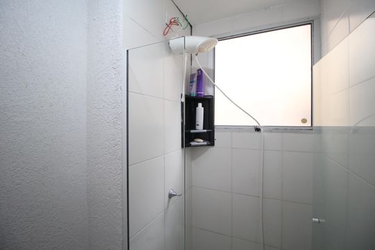Banheiro de apartamento à venda com 2 quartos, 44m² em Sarandi, Porto Alegre
