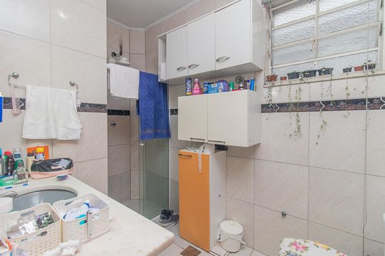 Banheiro de apartamento à venda com 2 quartos, 49m² em Menino Deus, Porto Alegre