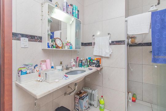 Banheiro de apartamento à venda com 2 quartos, 49m² em Menino Deus, Porto Alegre