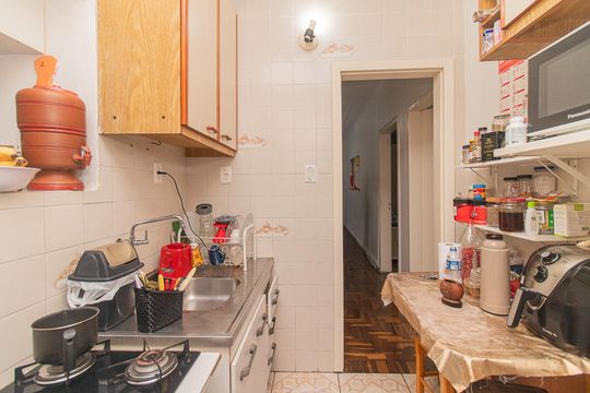 Cozinha e Área de Serviço de apartamento à venda com 2 quartos, 49m² em Menino Deus, Porto Alegre