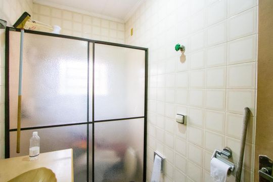 Banheiro social 1 de casa para alugar com 2 quartos, 49m² em Vila Tibiriçá, Santo André