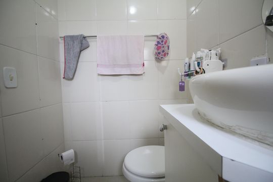 Banheiro  de apartamento à venda com 2 quartos, 65m² em Vila Pirajussara, São Paulo