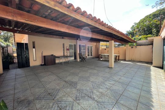 Garagem de casa à venda com 6 quartos, 400m² em Butantã, São Paulo
