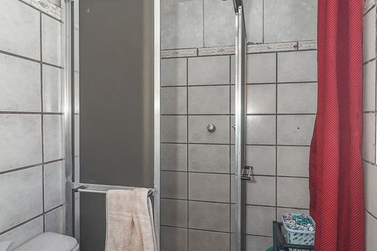 Banheiro de apartamento à venda com 2 quartos, 72m² em Floresta, Porto Alegre