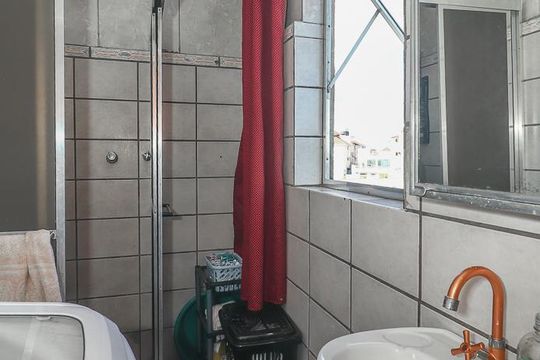 Banheiro de apartamento à venda com 2 quartos, 72m² em Floresta, Porto Alegre