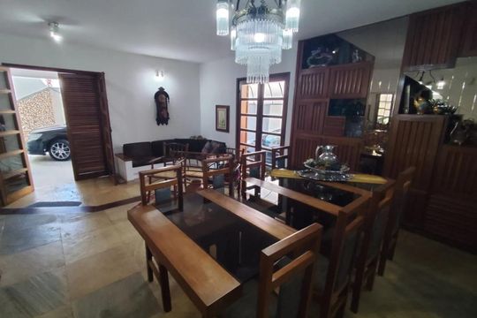 Casa para alugar com 4 quartos, 277m² em Lídice, Uberlândia