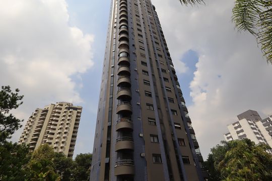 Fachada de apartamento para alugar com 3 quartos, 168m² em Vila Suzana, São Paulo