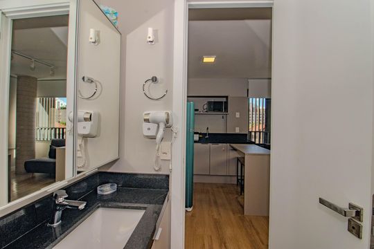 Banheiro de kitnet/studio para alugar com 1 quarto, 30m² em Auxiliadora, Porto Alegre