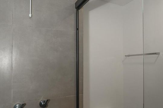 Banheiro de apartamento para alugar com 1 quarto, 30m² em Auxiliadora, Porto Alegre