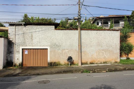 Fachada de casa à venda com 2 quartos, 378m² em Ouro Preto, Belo Horizonte