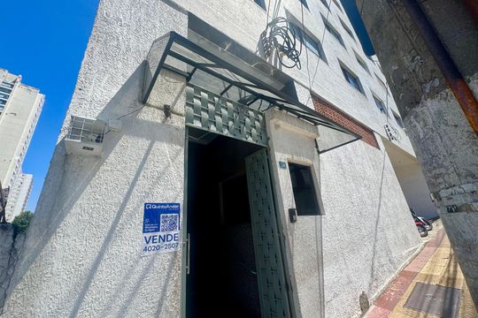 Placa instalada na fachada do imóvel de kitnet/studio à venda com 1 quarto, 24m² em Centro, Guarulhos